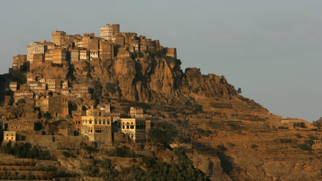 قرى معلقة في الجبال